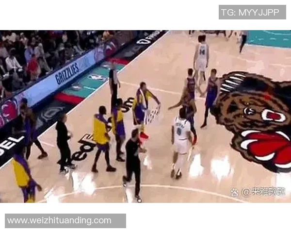 湖人队抢断反击 文森特底角三分命中 湖人队抢断反击 文森特底角三分命中