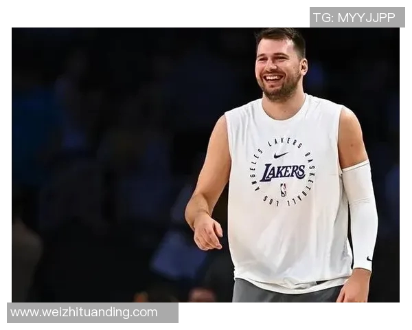 有趣！独行侠老板和一个穿着东契奇湖人球衣的球迷愉快交流