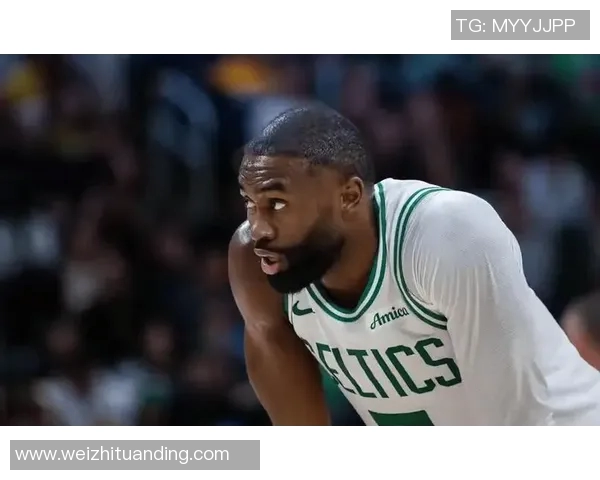 看着挺疼！杰伦·布朗强攻摔倒在地 简单调整后继续罚球